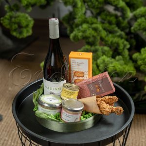 Поднос с Френско бяло вино и лакомства