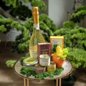 Стъклен поднос с Prosecco и лакомства