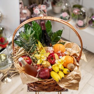 Подаръчна кошница с плодове и вино 